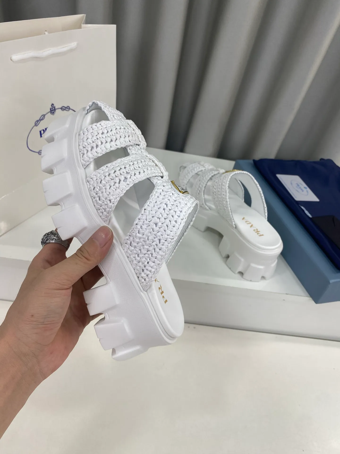 👟👟Ex-factory price 520👟👟 Prada's latest bamboo cage weaving thick-soled triangle buckle sandals☑️ Latest environmentally friendly PP material, fully hand-crocheted, just like knitting sweaters, slow work and meticulous work, retro fashionable thick-soled shoes, with woven uppers, making the whole pair of shoes light and comfortable, bright colors, satisfying various choices for fashionable people with different styles! The iconic metal triangle logo is paired with the shape of ancient beach sandals. Every design element is fashionable! Size: Women's 35-39 (34, 40, custom-made, non-returnable) Full set of counter original packaging
